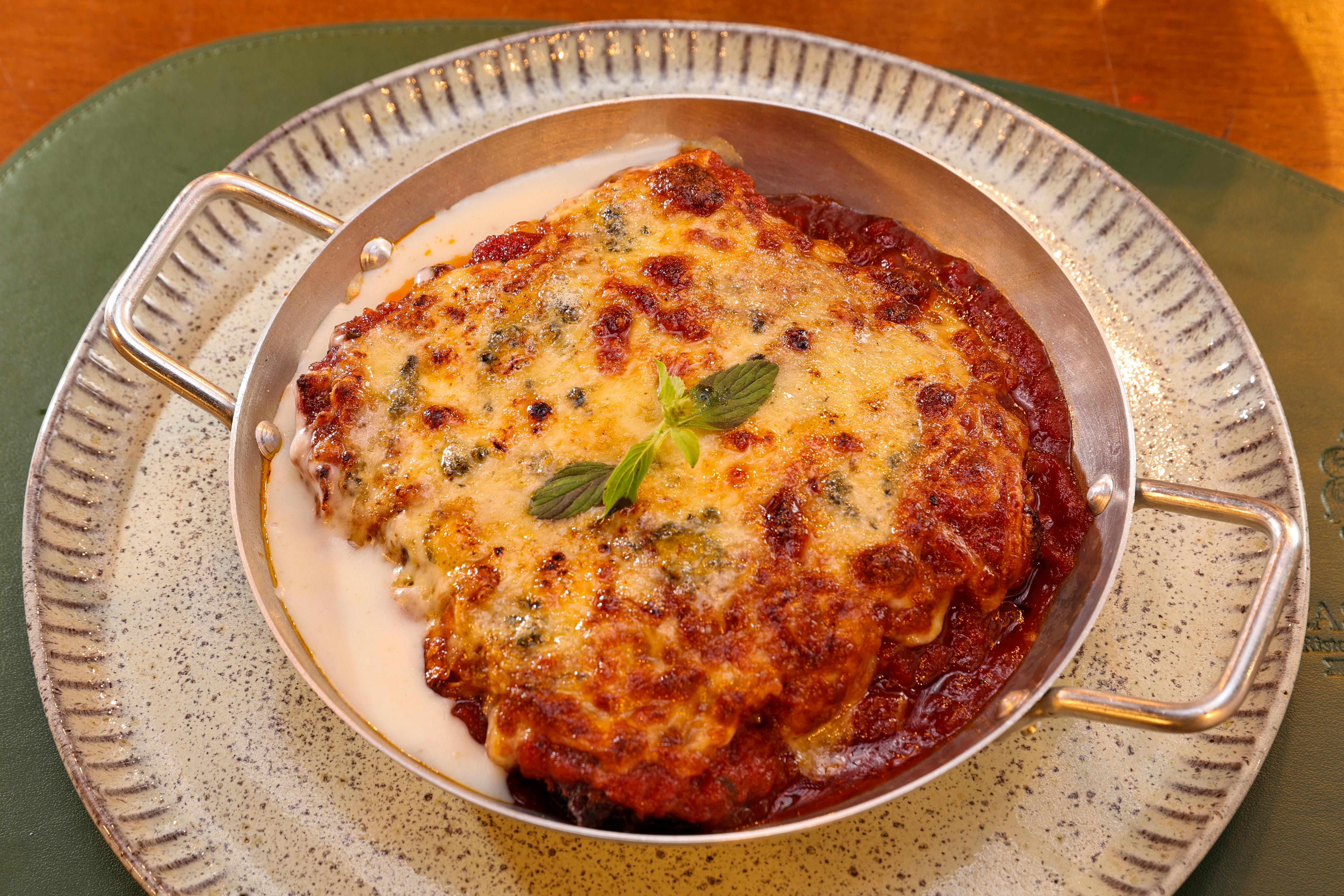 Lasanha artesanal gratinada com queijo derretido e molho de tomate fresco