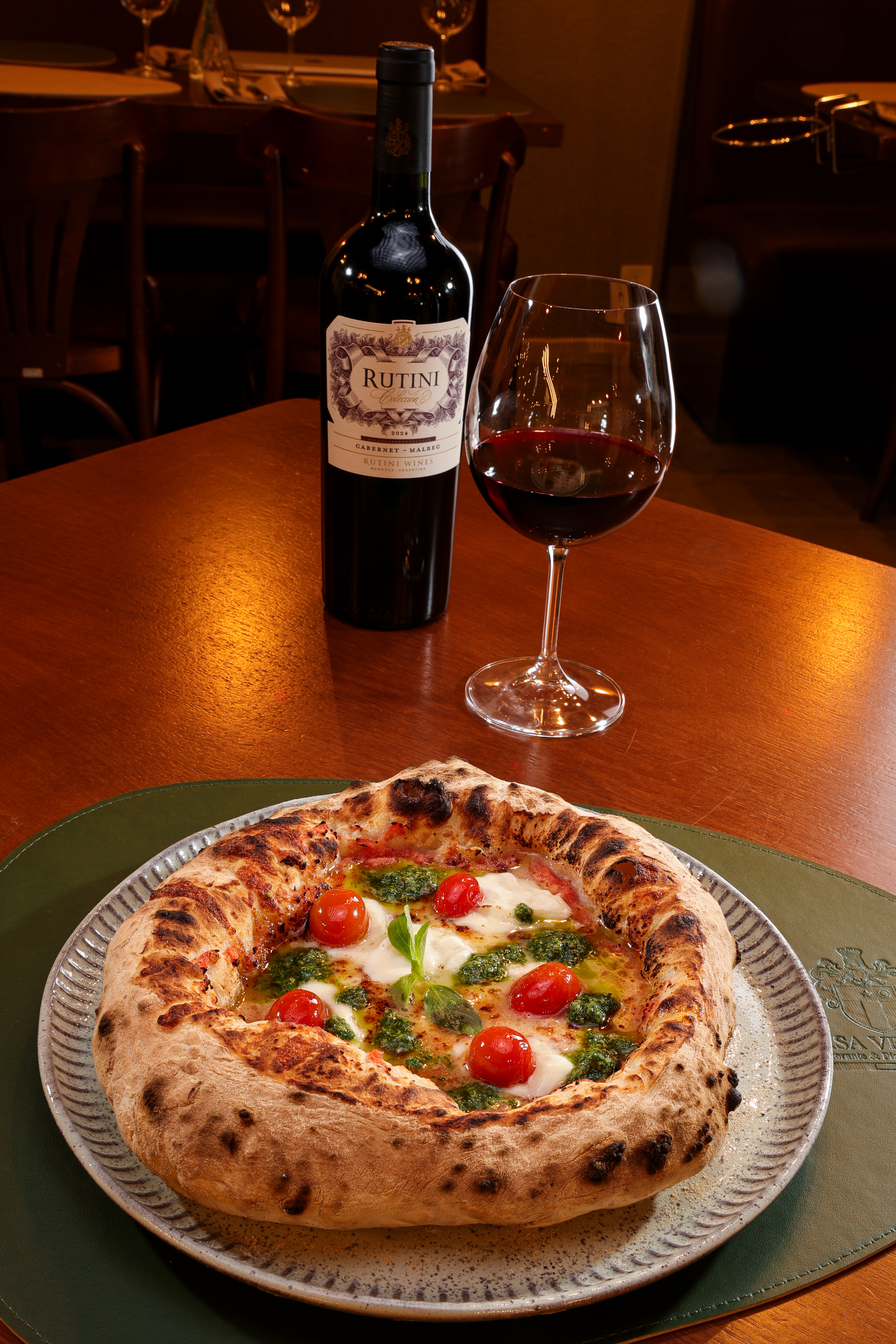 Pizza napolitana artesanal com manjericão e tomate